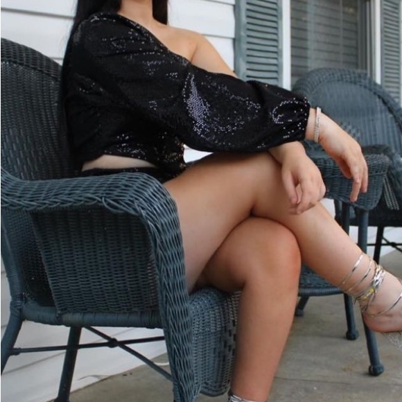 beautiful glittery open side one sleeve dres - Picture 1 of 2